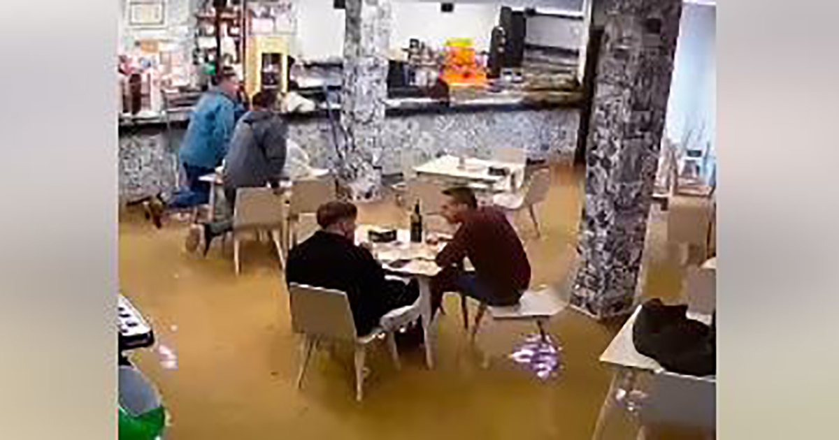 Il bar è allagato, i clienti ai tavoli continuano a bere [+VIDEO]