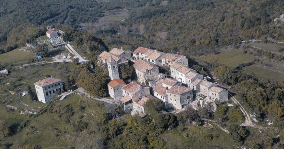 La città più piccola del mondo ha solo due strade e tre file di case [+VIDEO]