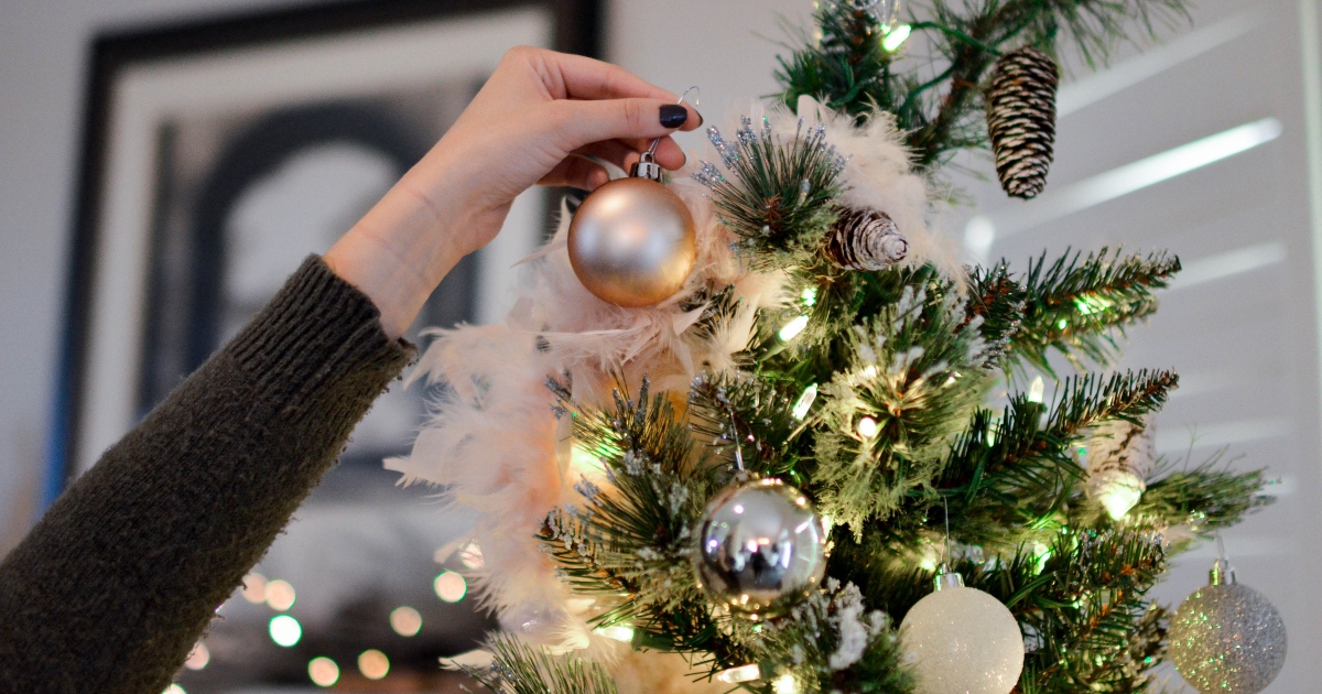 Qual è il giusto numero di decorazioni da mettere sull’albero di Natale?