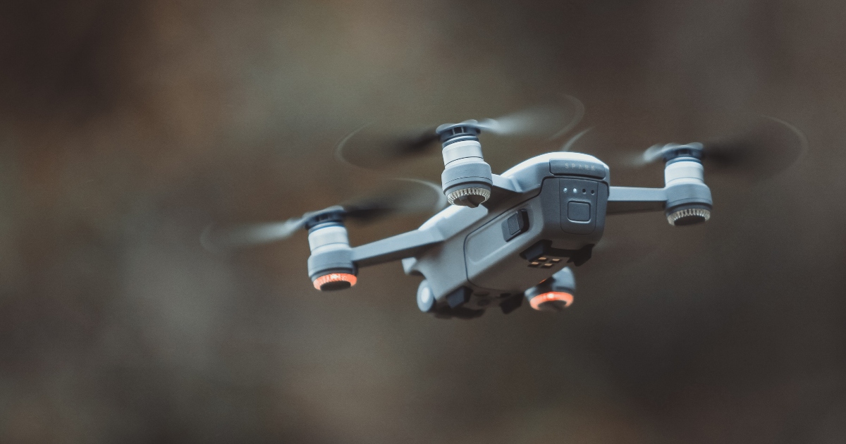 65.000 euro di droni precipitano in acqua durante un evento natalizio [+VIDEO]