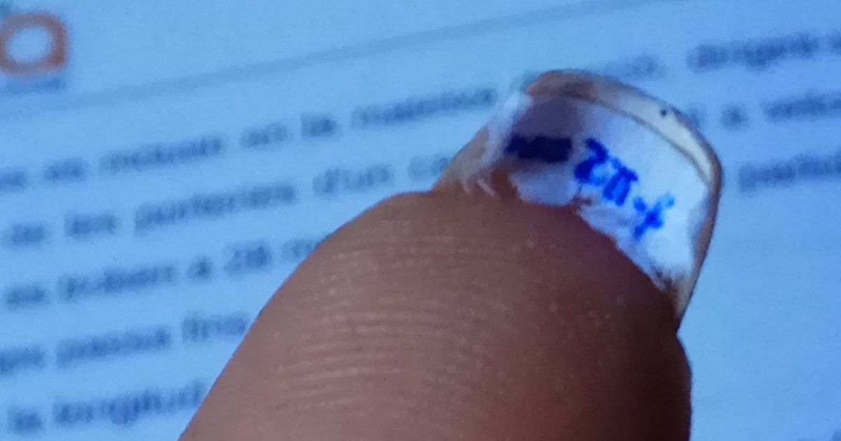 Studentessa usa le unghie finte per copiare: l’ingegnoso metodo è virale