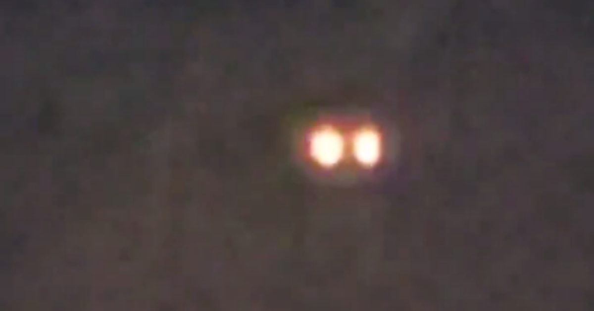 Avvista due “misteriosi UFO gemelli in volo” [+VIDEO]