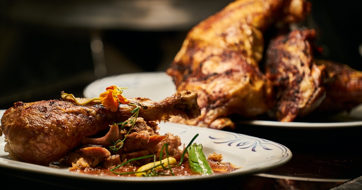 Mangia un intero pollo da rosticceria ogni giorno per 40 giorni: la città lo acclama come eroe