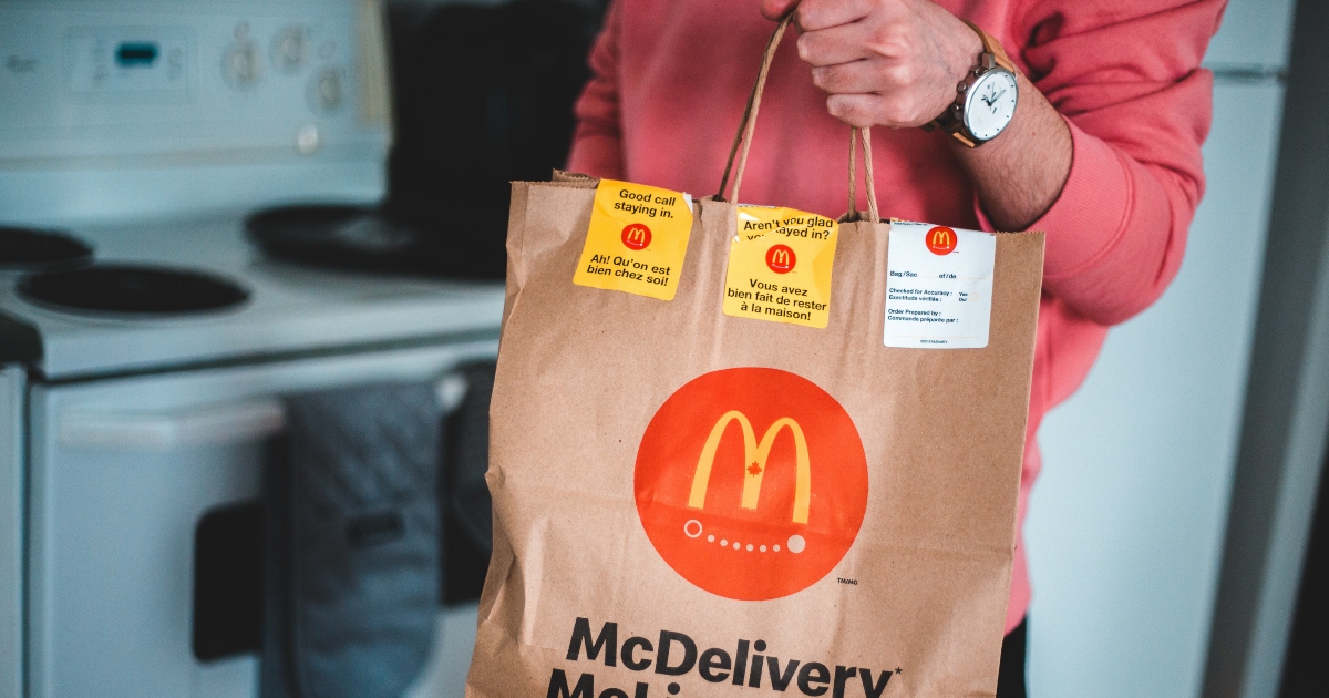Rider mette un biglietto da visita per “perdere peso” dentro un sacchetto di McDonald’s