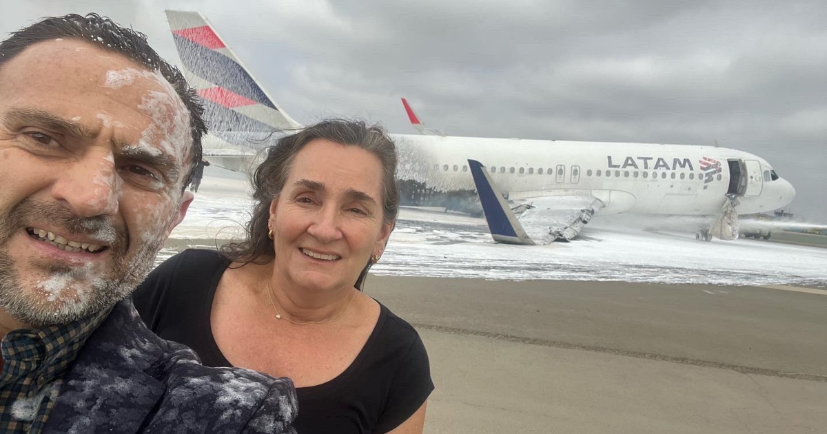 Coppia si scatta un selfie dopo essere sopravvissuta a un incidente aereo: è polemica