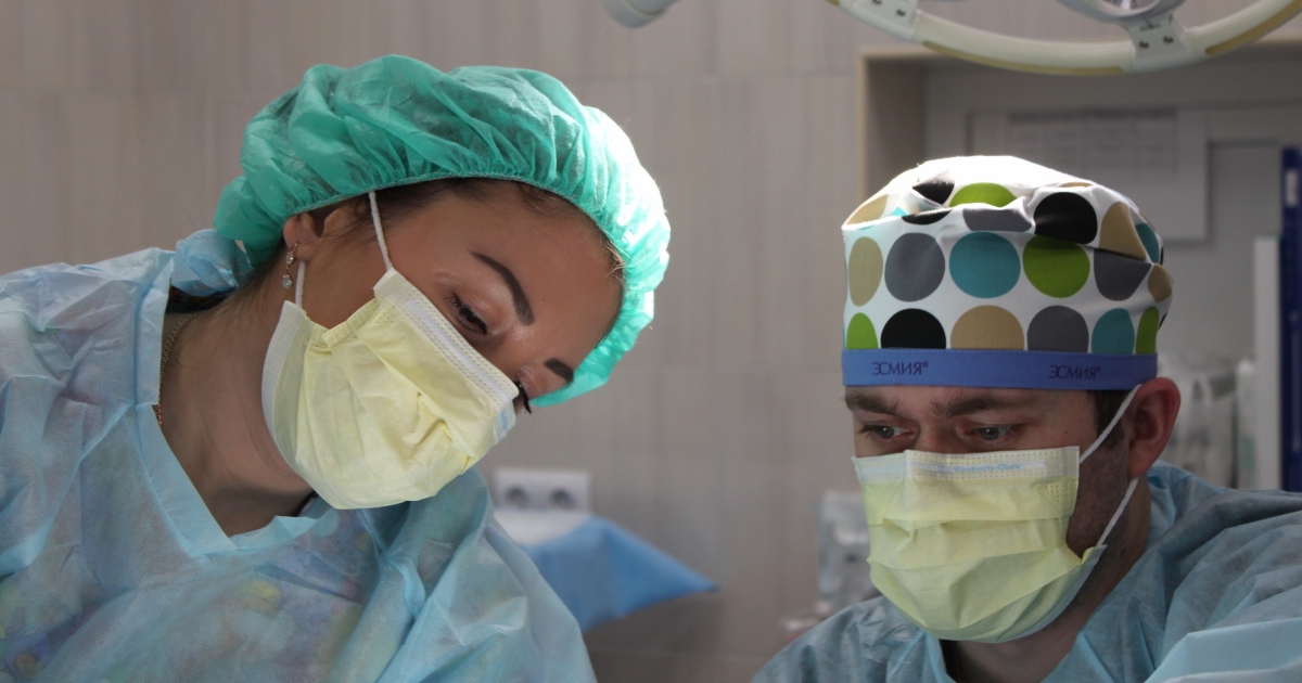 “Strafatta” di anestesia inizia a dire cose sconce al chirurgo [+VIDEO]