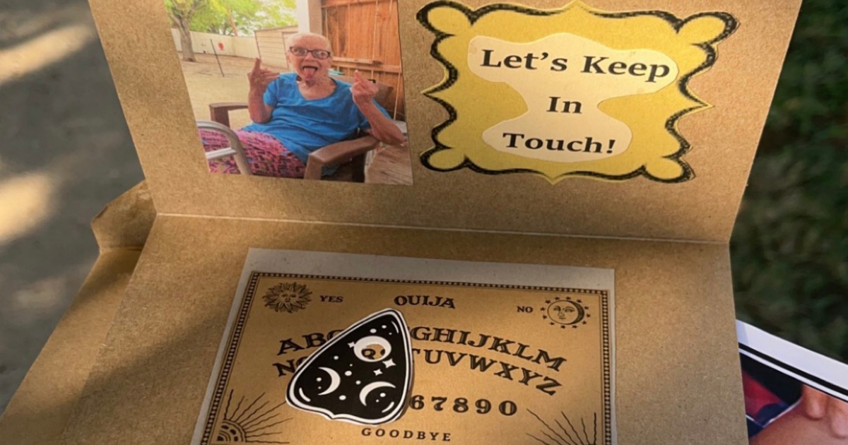 Nonna fa distribuire tavole ouija al suo funerale per rimanere “in contatto” con lei [+FOTO]