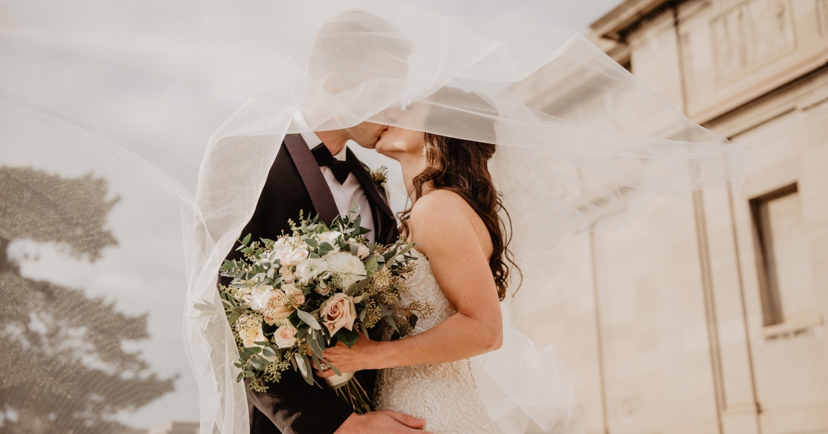 Si sposa di venerdì per risparmiare: ospiti costretti a chiedere le ferie