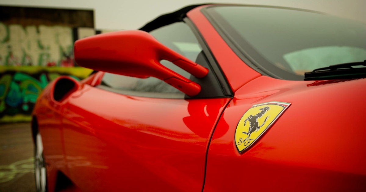 Per il fisco è nullatenente, ma gira su una Ferrari da 250.000 dollari: scoperta frode milionaria