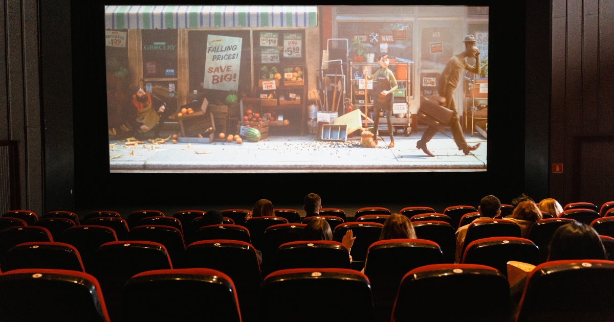 Denuncia il cinema per “tortura psicologica” per i 25 minuti di pubblicità prima del film: vince