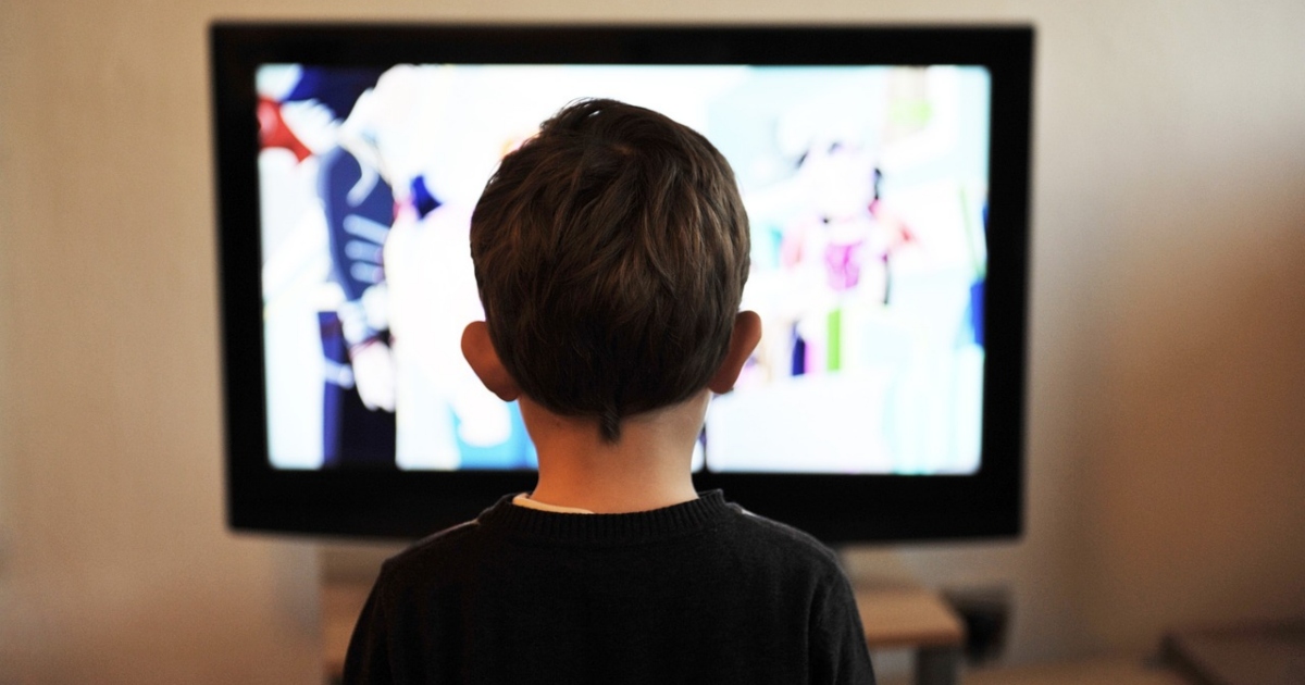 Puniscono il figlio che guarda troppa TV costringendolo a guardarla per tutta la notte: è polemica [+VIDEO]