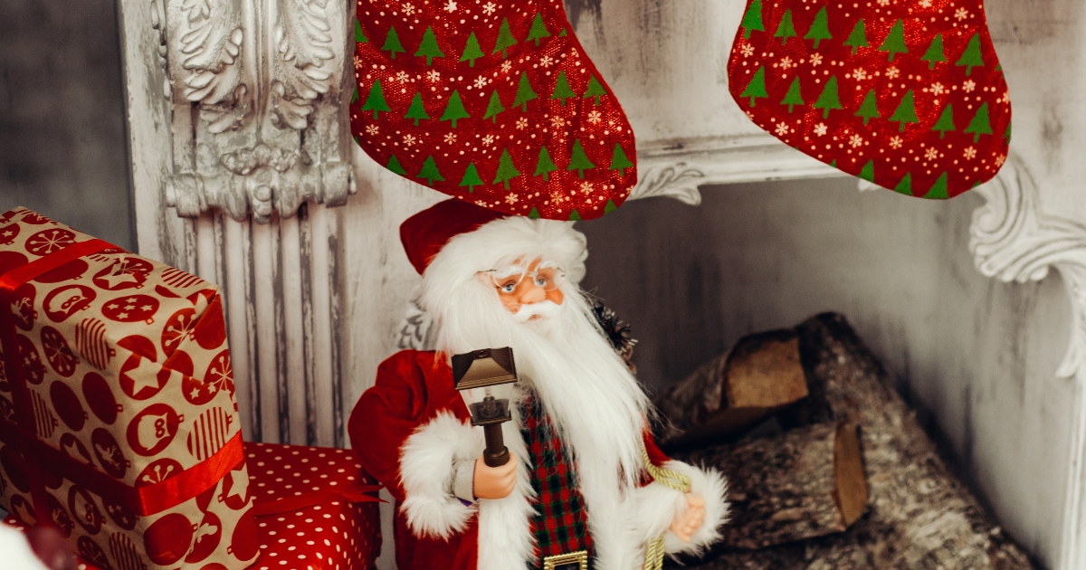 Un papà con la “fobia di Babbo Natale” è terrorizzato dall’idea di montare le decorazioni natalizie