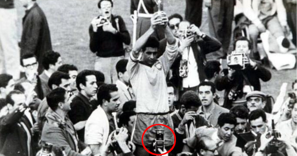 Foto dei Mondiali dimostra che il viaggio nel tempo è reale: avvistato un “flip phone” alla finale del 1962