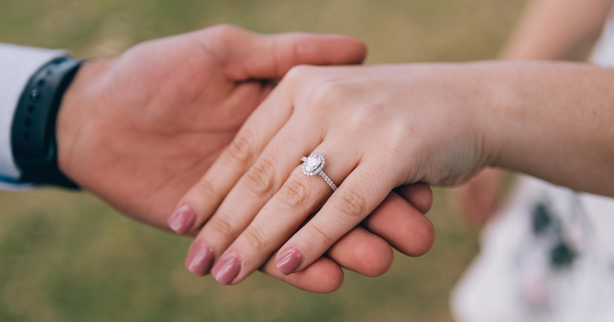 Odia l’anello di fidanzamento: “Il mio fidanzato dice che sono ingrata, ma è così brutto”