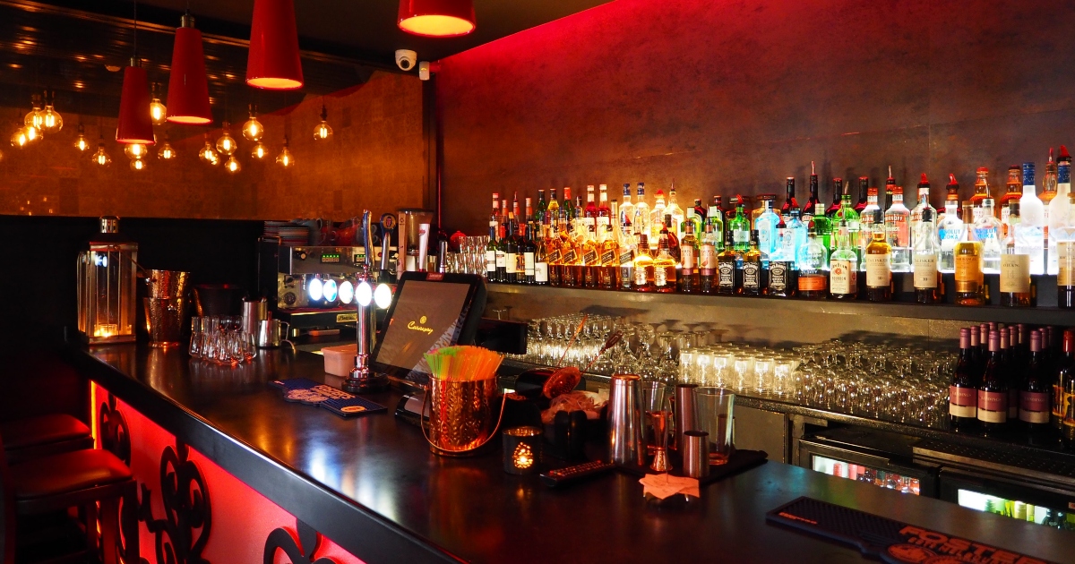 Bar vieta l’accesso alle persone sopra i 40 anni: è polemica