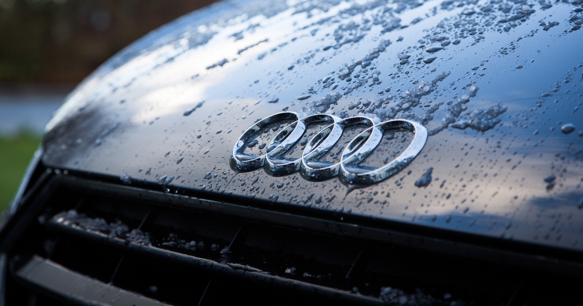 Distrugge un’Audi R8 da 371.000 euro in un incidente a 144 km/h 12 ore dopo averla ritirata