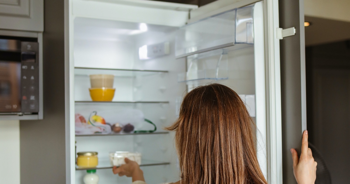 Mette un lucchetto al frigo per tenere lontano il marito: “Mangia sempre il mio cibo”