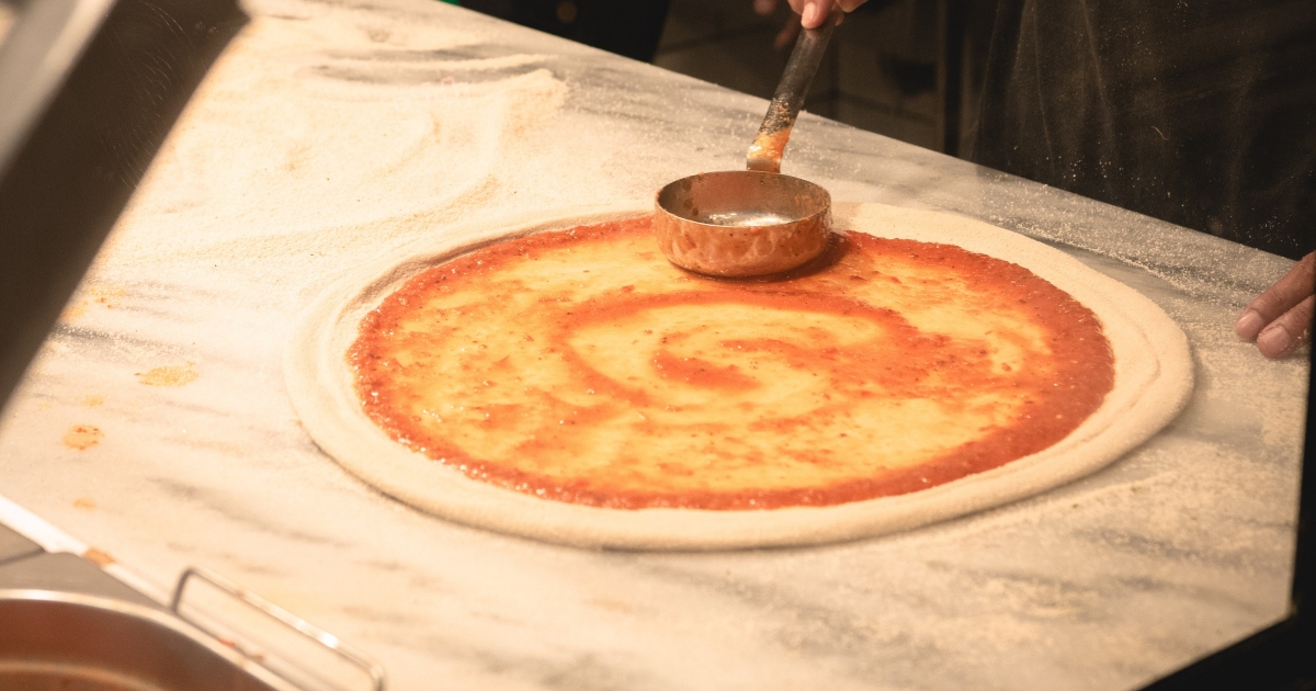 Pizza napoletana sotto accusa, il critico francese Gaudry: “È solo una massa molle”