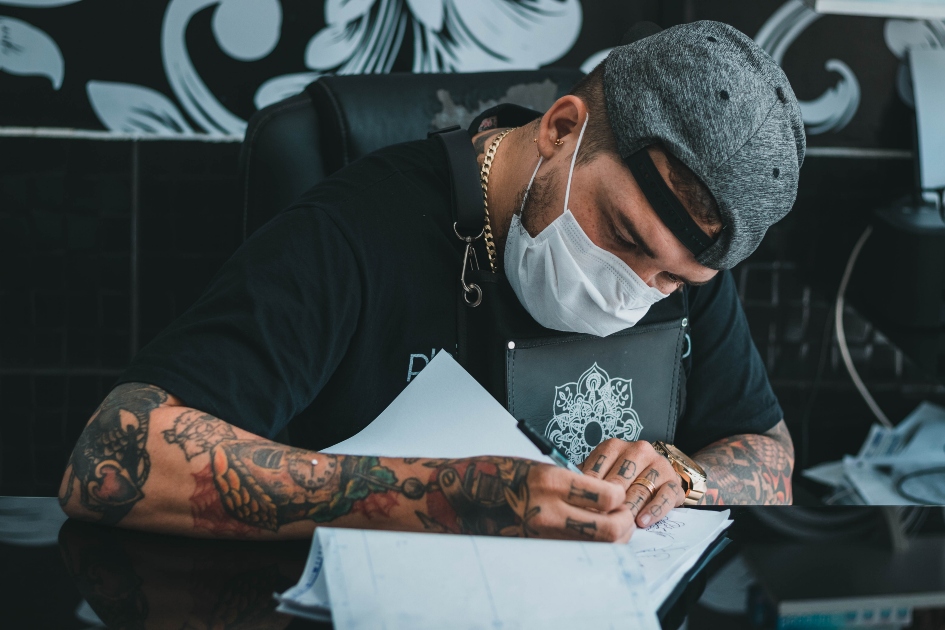 Si fa tatuare il nome della fidanzata sul petto: lei la prende malissimo [+VIDEO]