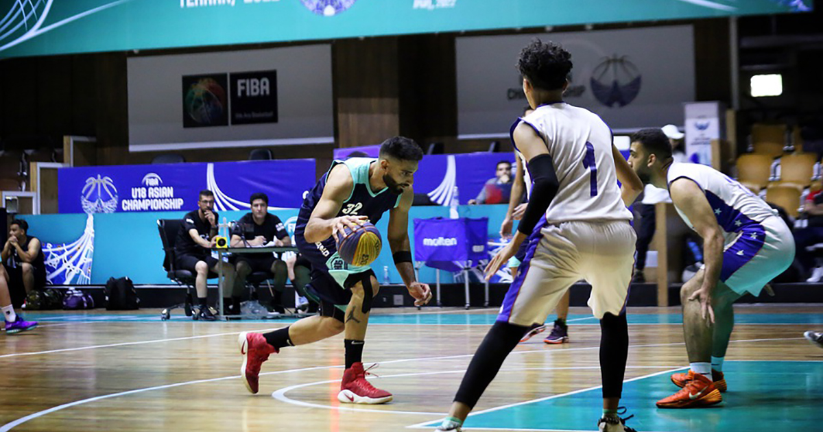 Rider entra in campo durante una partita di basket per consegnare un panino [+VIDEO]