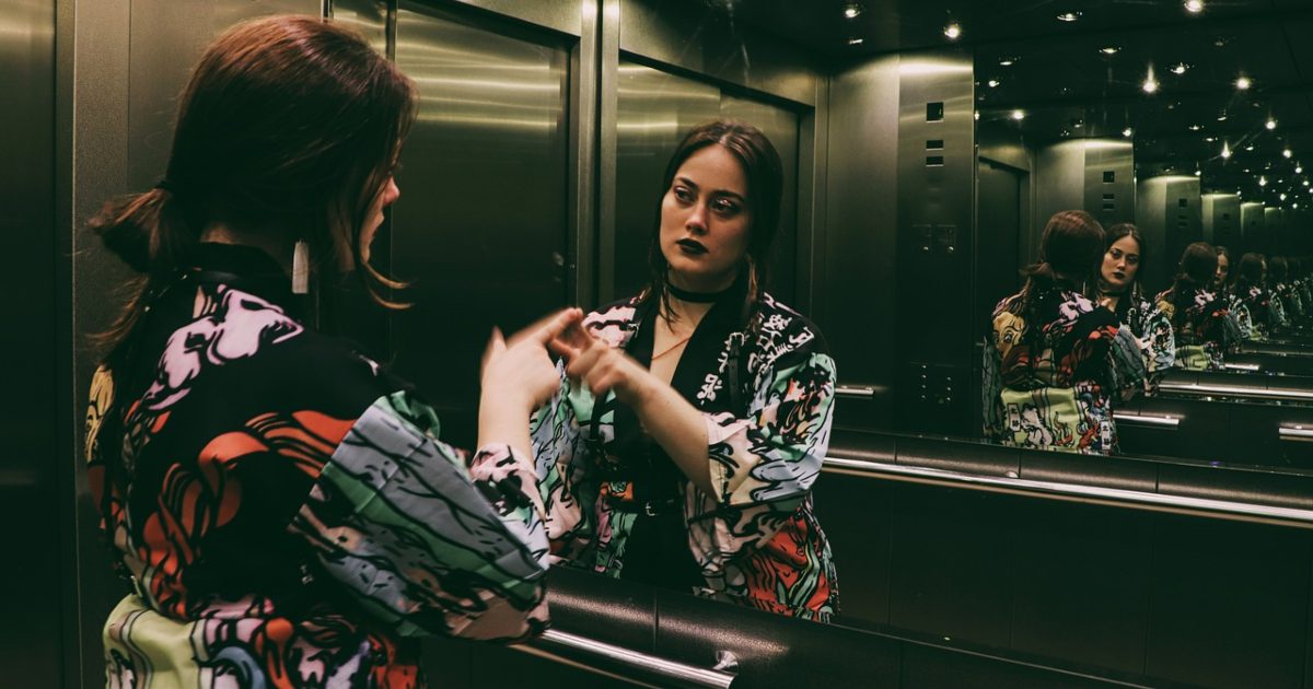 Perché negli ascensori c’è uno specchio? No, non serve per ammirarsi…