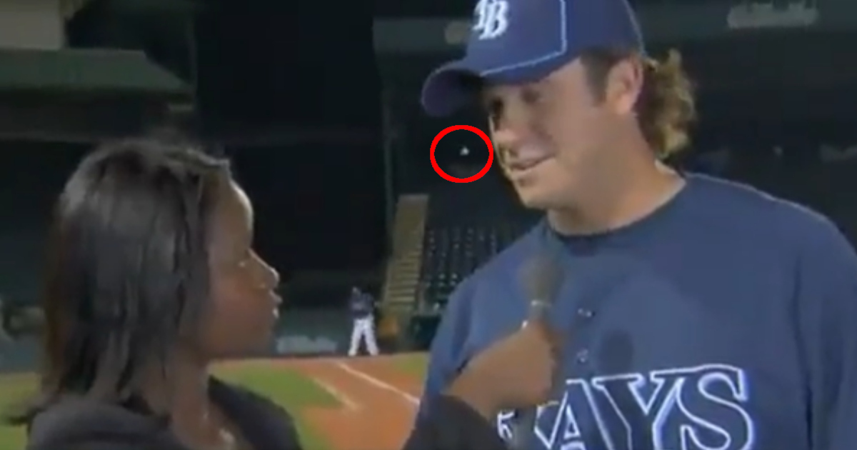 Giocatore di baseball salva se stesso e una reporter da una palla “impazzita” grazie a riflessi eccezionali [+VIDEO]