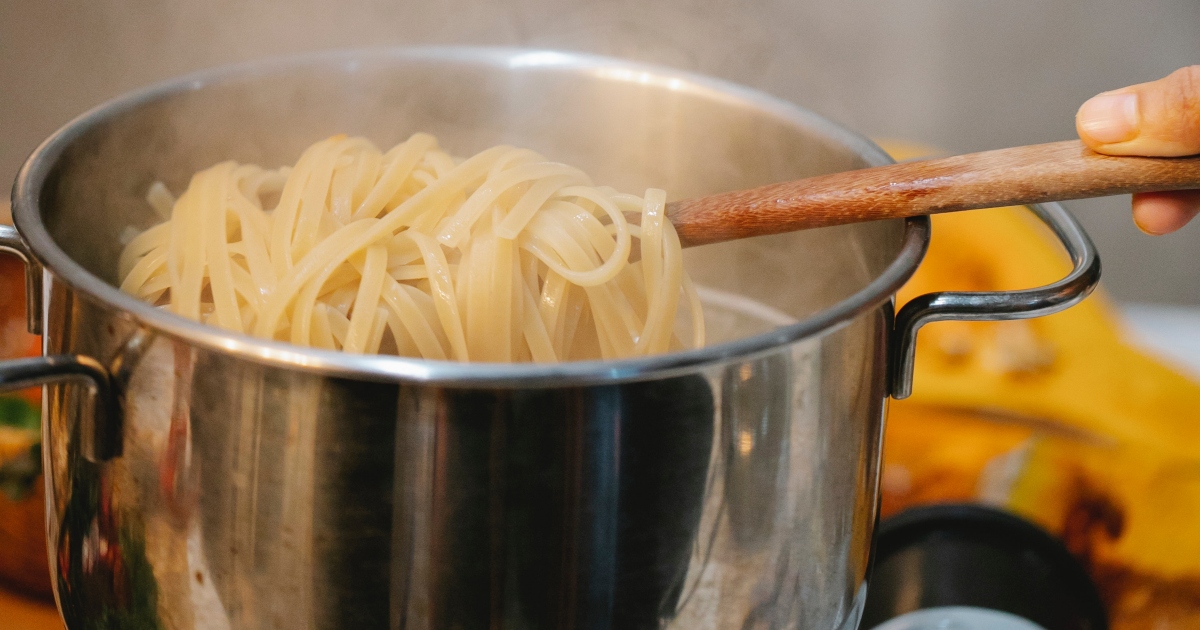 Si può cuocere la pasta con l’acqua di mare? Tradizione, moda o rischio per la salute?