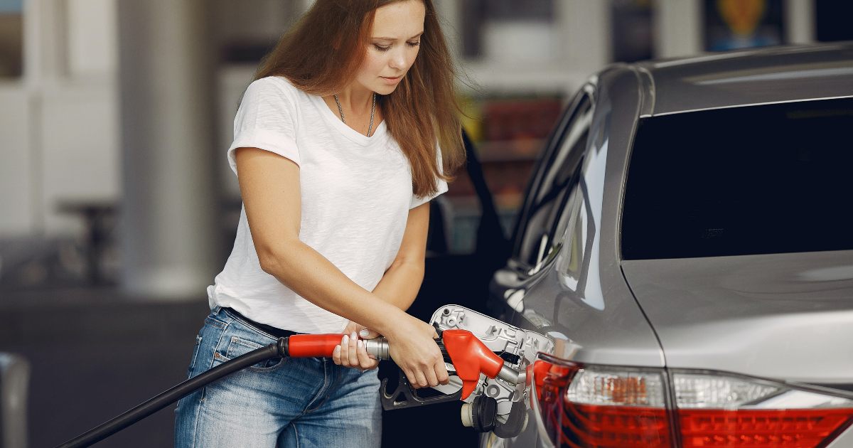 Fare benzina di notte fa risparmiare davvero o è un falso mito?