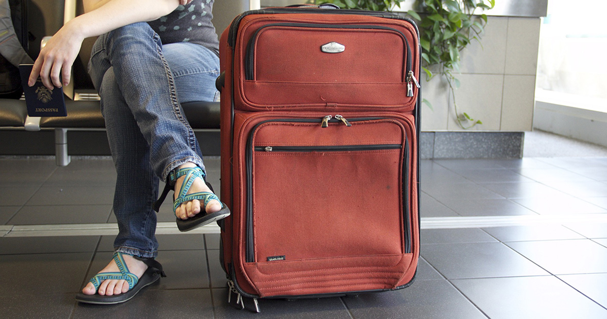 Un impiegato dell’aeroporto spiega perché non dovresti mai legare i nastri ai bagagli