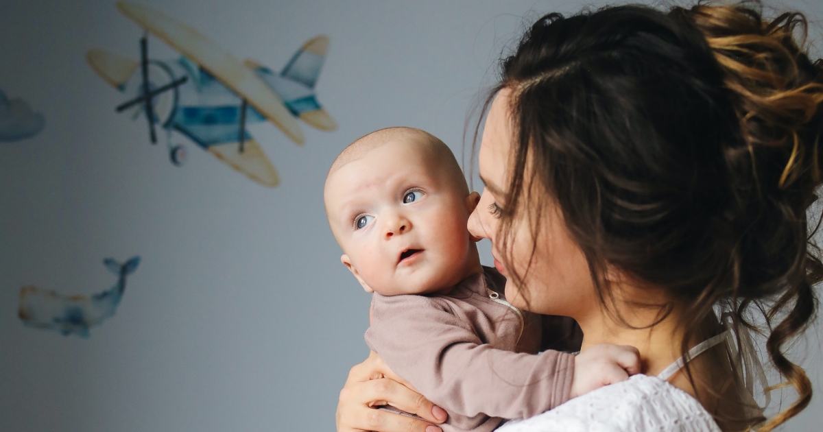 “Le mamme che si prendono il congedo di maternità sono pigre”: le parole di una donna fanno discutere