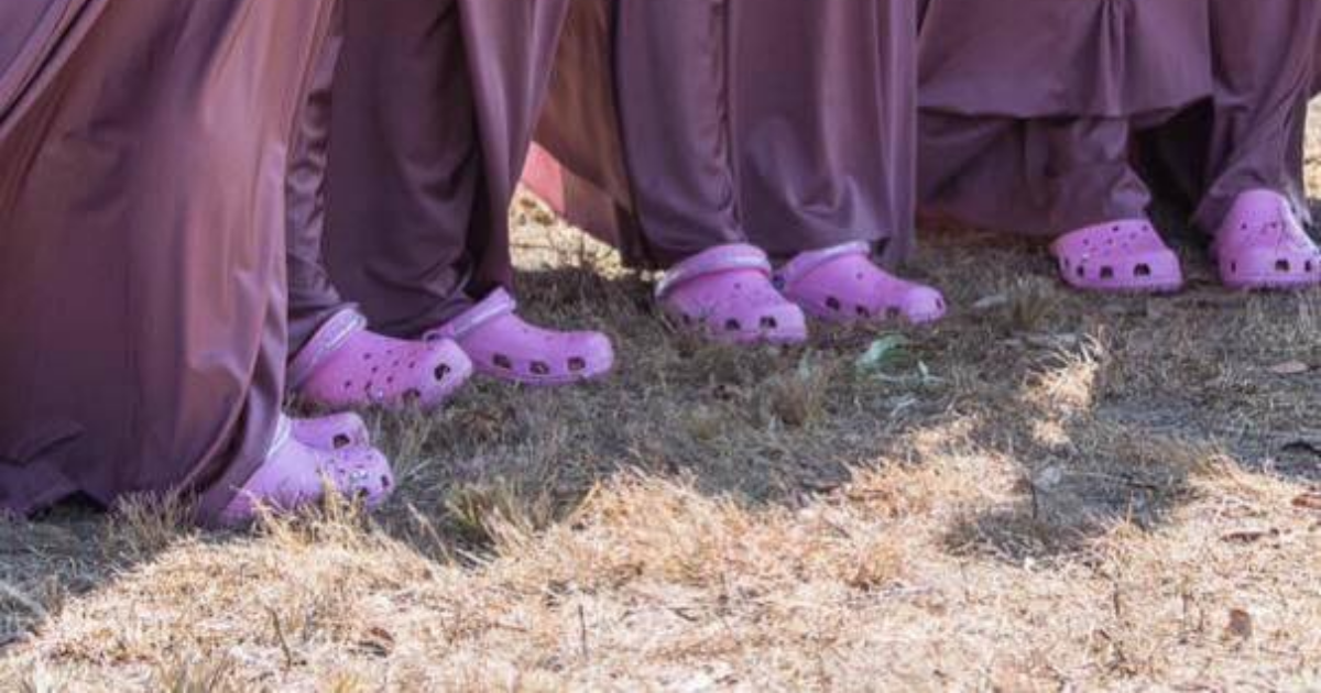 Spose indossano le Crocs alle loro nozze: il web non perdona