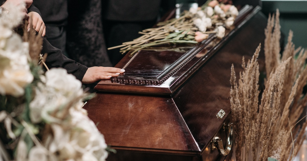 Il necrologio esilarante e onesto di una donna per suo padre diventa virale