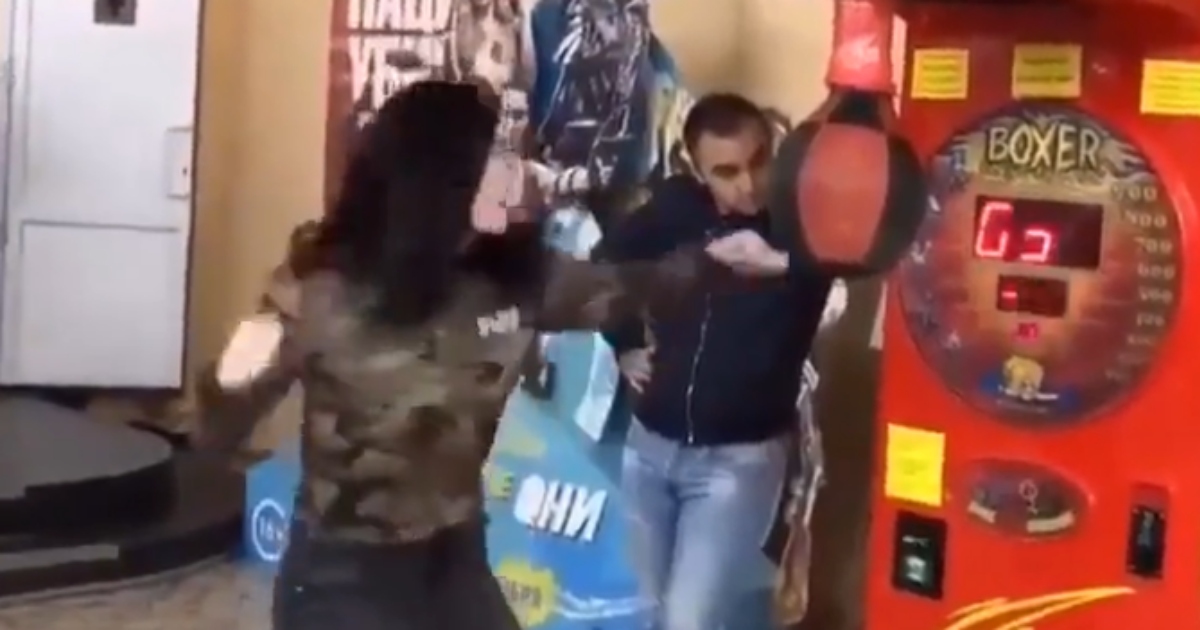 Al posto del pungiball colpisce in piena faccia il fidanzato lì accanto: il video è virale