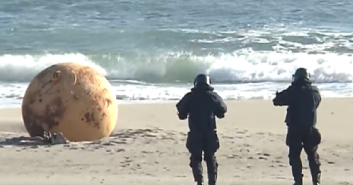 Un’enorme sfera di metallo si arena su una spiaggia: c’è chi ipotizza arrivi dallo Spazio