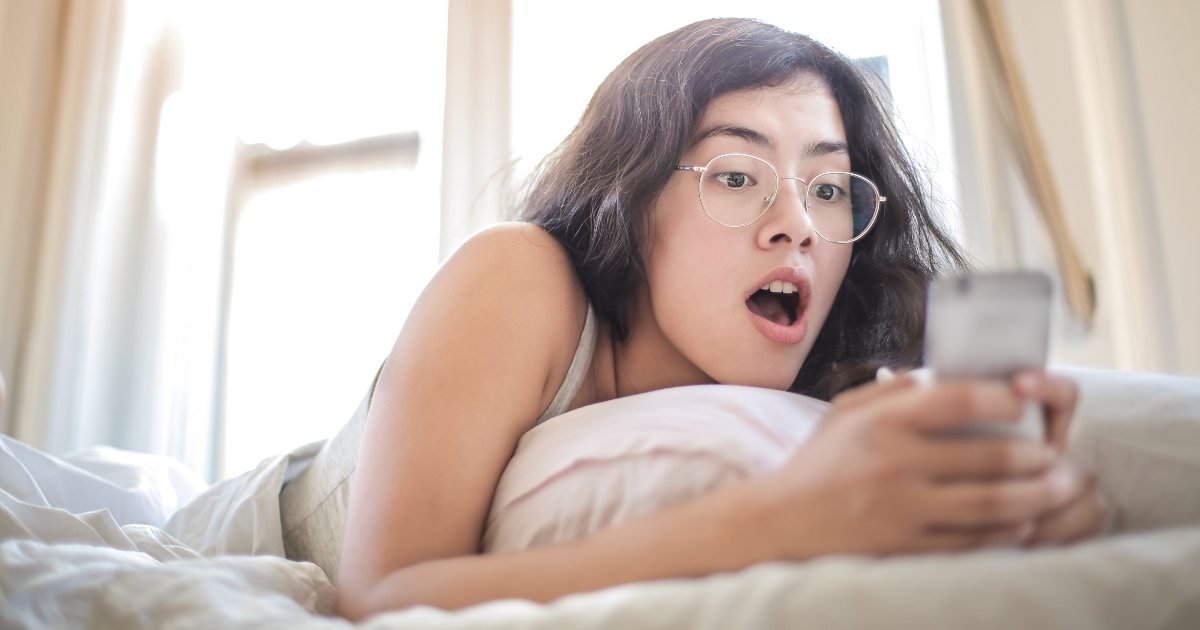 Vede una foto innocua sui social, ma un dettaglio le fa capire che il marito la tradisce