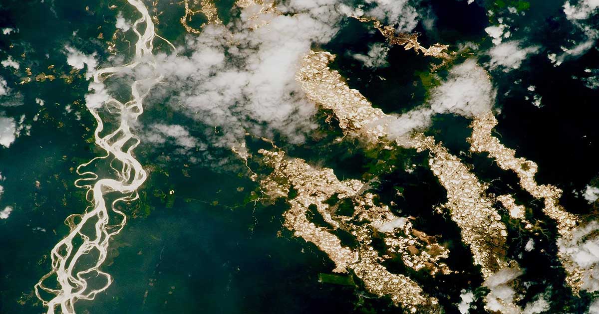 I fiumi del Perù luccicano d’oro: la foto scattata da un astronauta