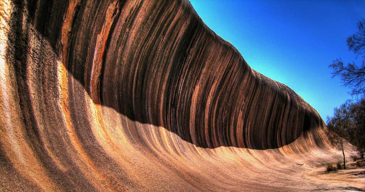 L’incredibile roccia che sembra un’onda su cui fare surf