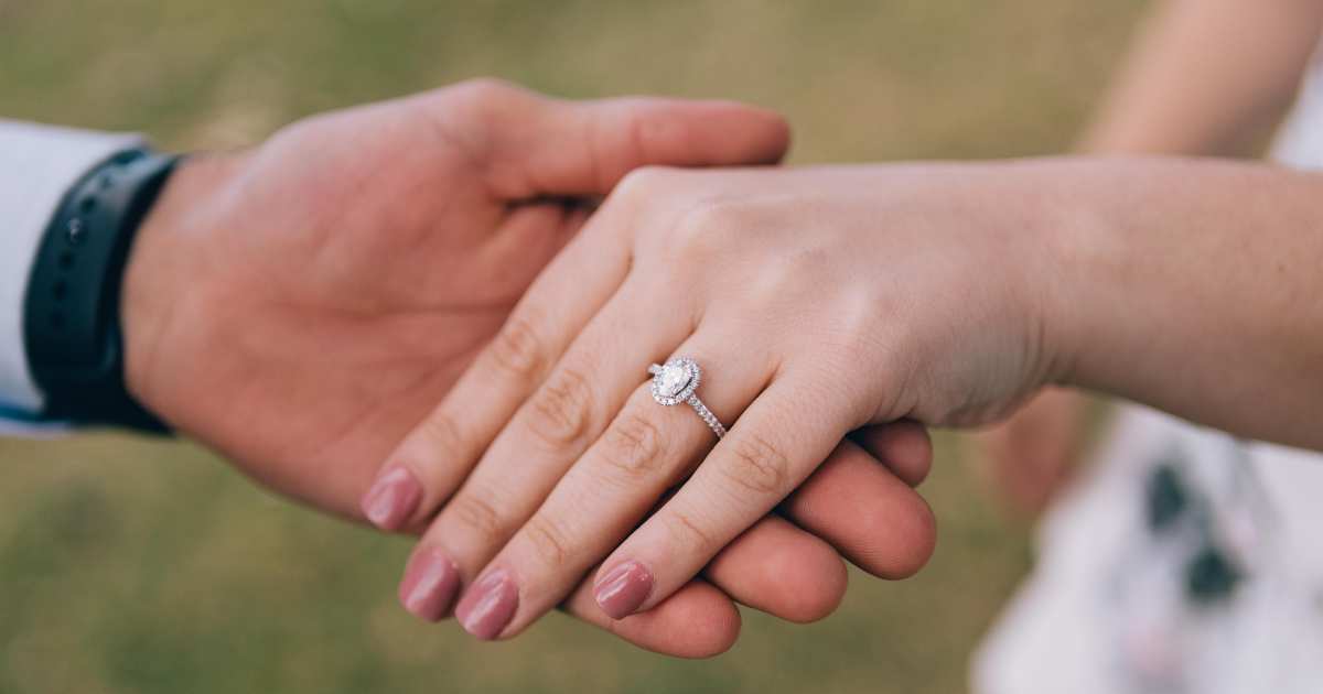 Mette l’anello di fidanzamento per chiederle di sposarlo nel riso: finisce malissimo