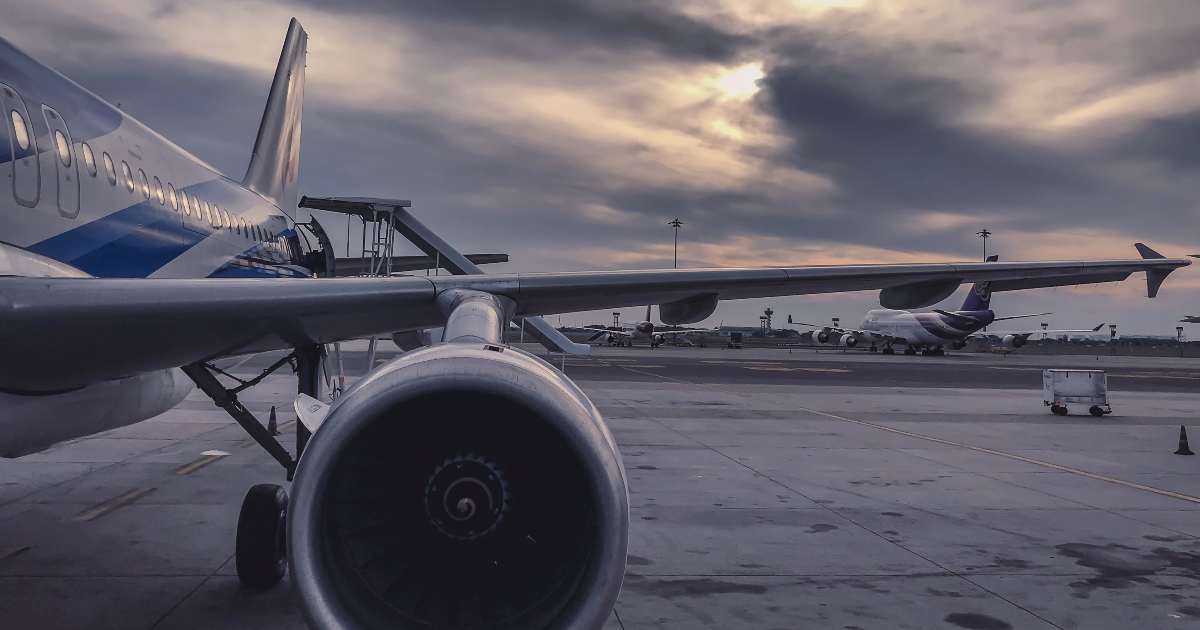 Apre il portellone dell’aereo prima del decollo e si lancia dallo scivolo [+VIDEO]