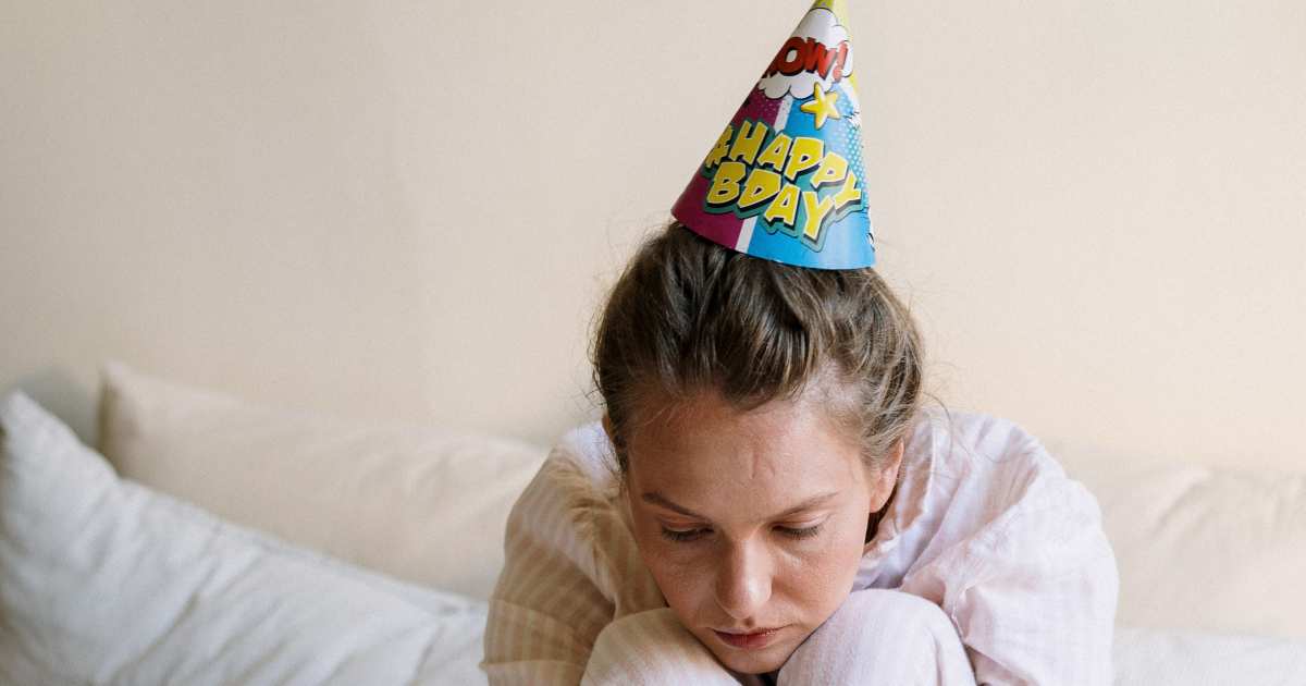 Chiede al marito di occuparsi di figli e casa come regalo di compleanno: si finge malato