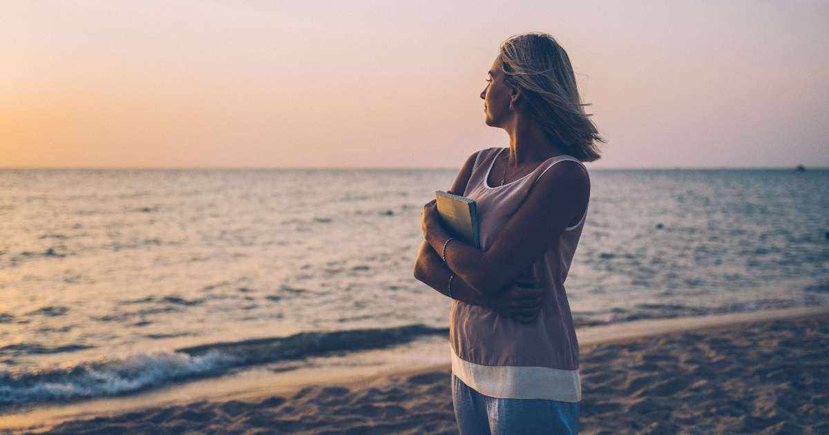 Questa donna ha deciso di uscire solo con uomini più giovani di suo figlio