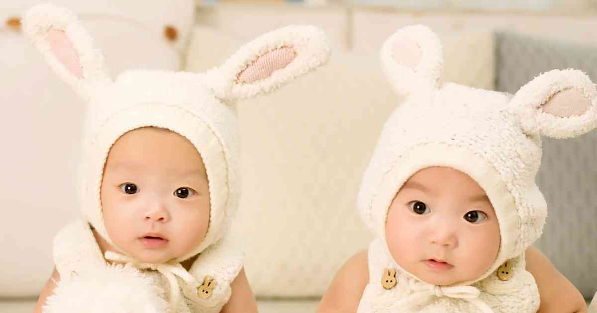 Mamma non riesce a distinguere i suoi figli gemelli: chiama la polizia per farsi aiutare