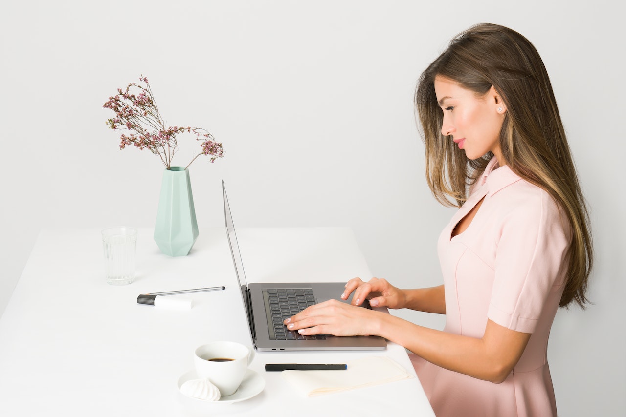 Nuova ricerca: le donne belle appaiono meno affidabili sul lavoro