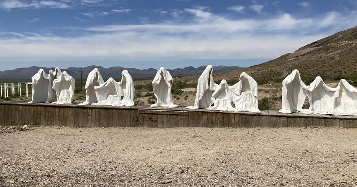 Sembrano fantasmi nel deserto ma sono sculture in un’oasi spettrale