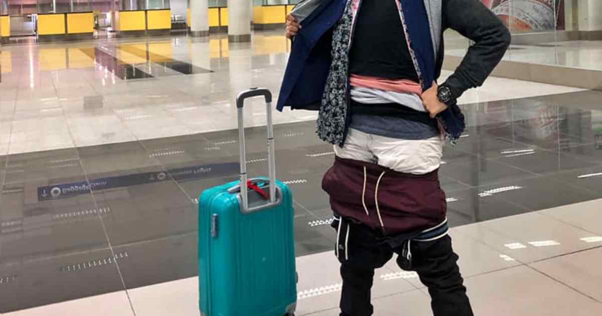 Il suo bagaglio supera il peso limite: indossa tutti i vestiti per non pagare un extra