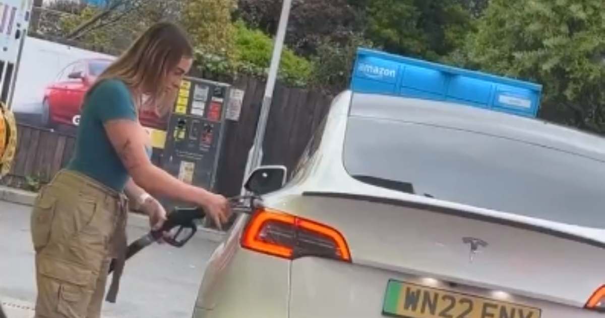 Tenta di ogni modo di far benzina, ma l’auto è elettrica [+VIDEO]