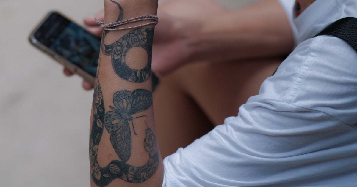 Bullo accusato di aver tatuato i suoi compagni di scuola