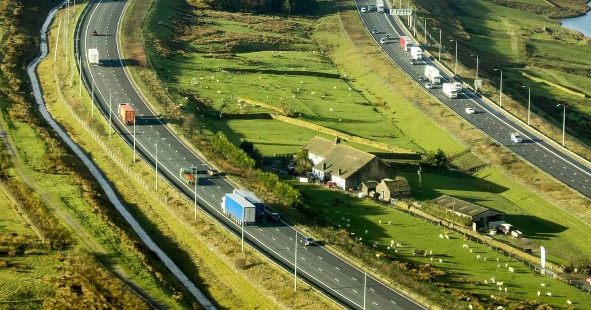 L’insolita fattoria che si trova nel mezzo di un’autostrada [+VIDEO]