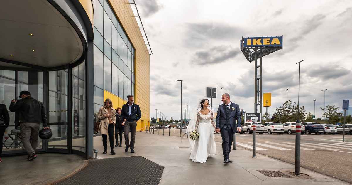 Le foto del matrimonio si fanno all’Ikea: l’idea di un fotografo diventa virale
