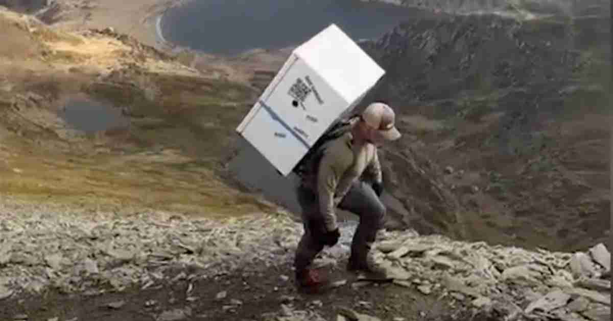 Un uomo ha scalato tre montagne con un frigo sulle spalle [+VIDEO]